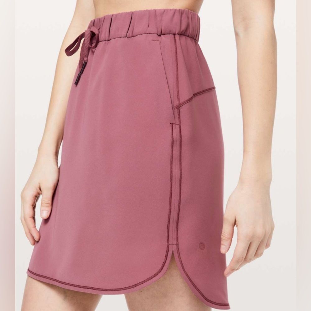Lululemon On the fly athletic Preppy size 4 misty merlot Rose Skirt